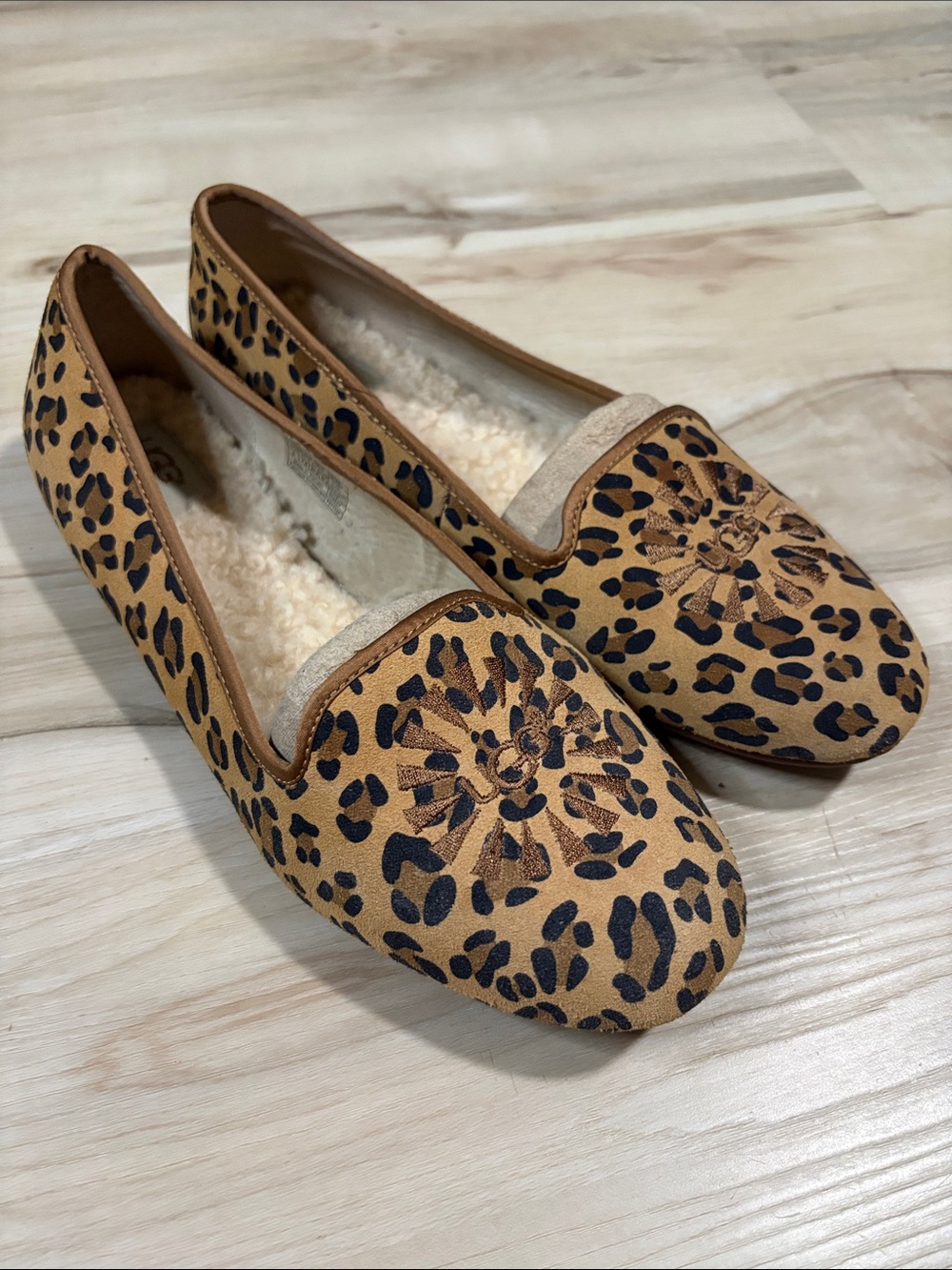 UGG Alloway Leopard Print Calf Hair Smoking Flats Size 9 leather animal print